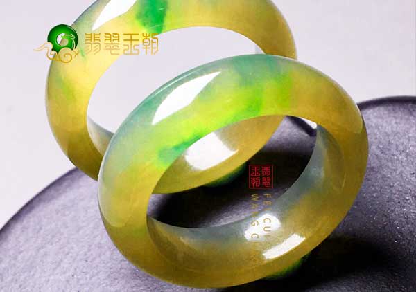 黄加绿翡翠戒指为什么受人们欢迎?