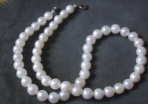 不同长度的珍珠项链要搭配不同的服饰,出席不同的场合