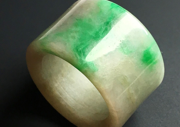 细糯种黄加绿翡翠戒指收藏时要根据自身定位选择