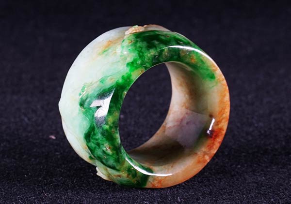 糯冰种黄加绿翡翠戒指收藏要认准真正的价值