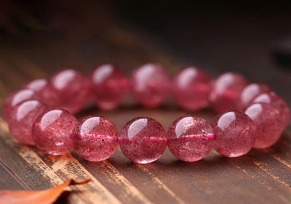 草莓晶手链能够代表好运吗?在商店要选购水晶手链要注什么?