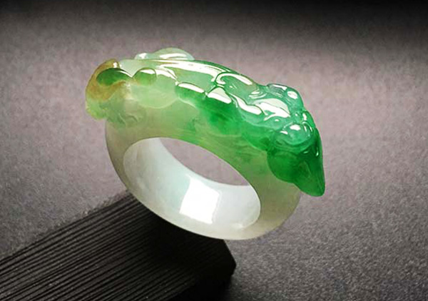 糯冰种黄加绿翡翠戒指收藏价值为何高于其他珠宝