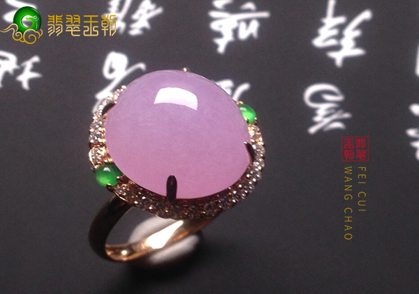 冰种紫罗兰翡翠戒指在见光死的说法中怎么挑选购买呢？